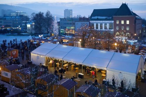 obrázek:Zlínské adventní trhy zkrášlí vánoční rozhledna a obří adventní věnec